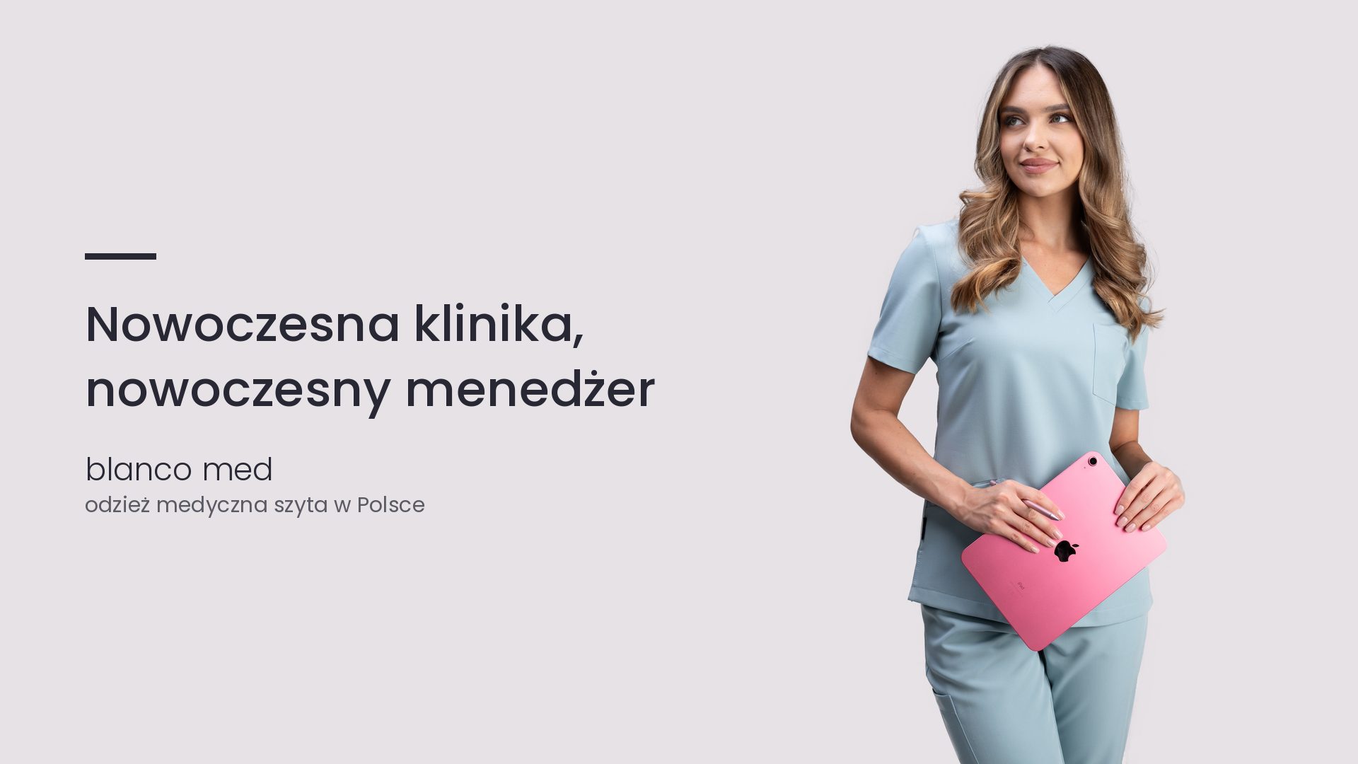Kobieta w błękitnym komplecie medycznym Blanco Med. Nowoczesna klinika, nowoczesny menedżer