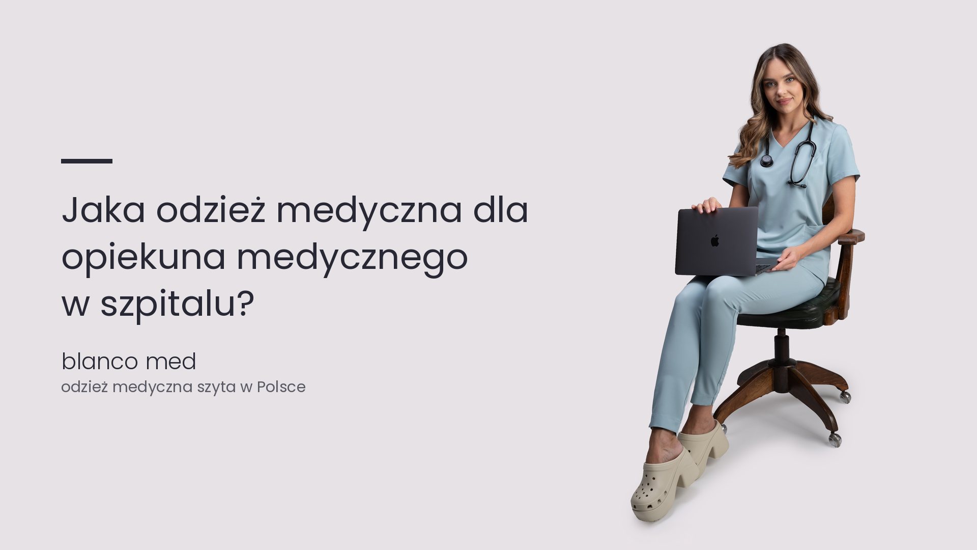 Opiekunka medyczna w błękitnym komplecie Blanco Med siedzi z laptopem i stetoskopem. Opiekun medyczny w szpitalu, jaka odzież medyczna sprawdzi się najlepiej?