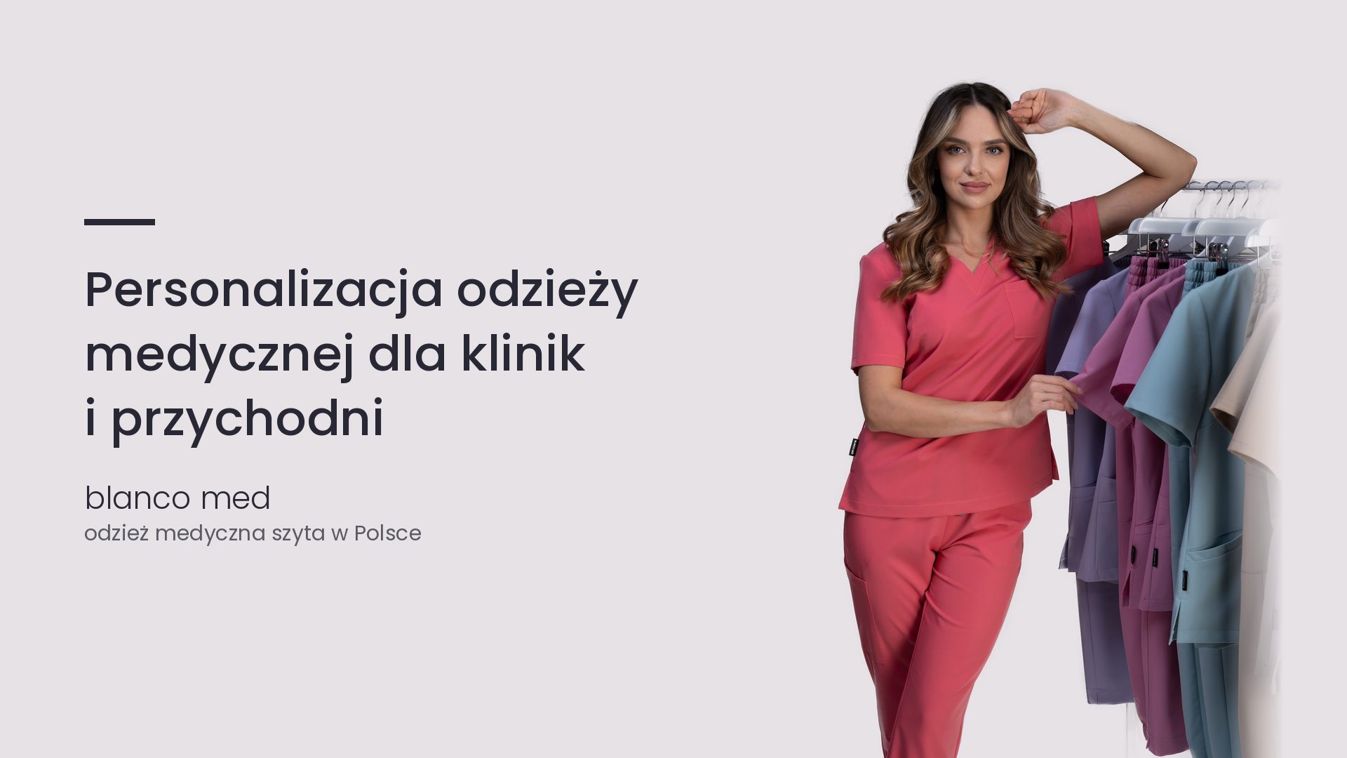 Kobieta w koralowym komplecie medycznym Blanco Med. Personalizacja odzieży medycznej dla klinik i przychodni