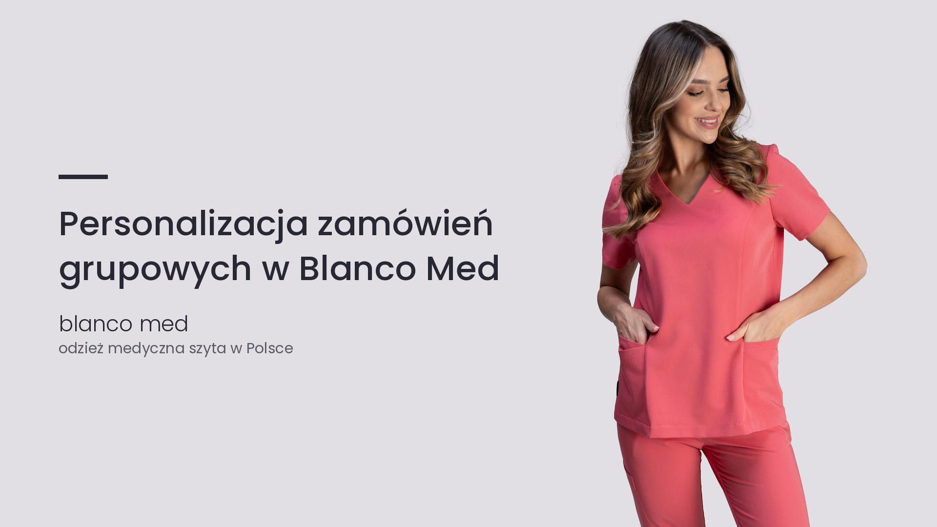 Kobieta w koralowym komplecie medycznym Blanco Med. Personalizacja zamówień grupowych w Blanco Med