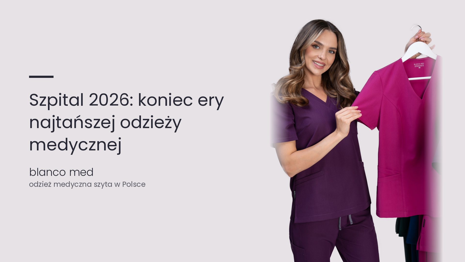 Kobieta w śliwkowym komplecie medycznym pokazuje amarantową bluzę medyczną. Szpital 2026, koniec ery najtańszej odzieży medycznej