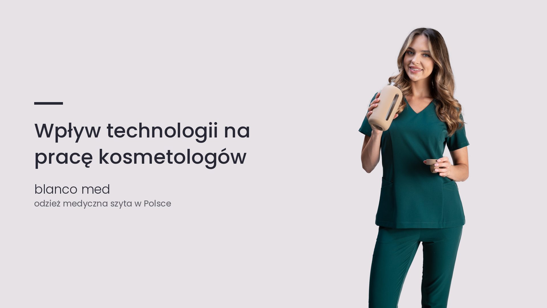 Kobieta w komplecie medycznym w kolorze butelkowej zieleni. Wpływ technologii na pracę kosmetologów