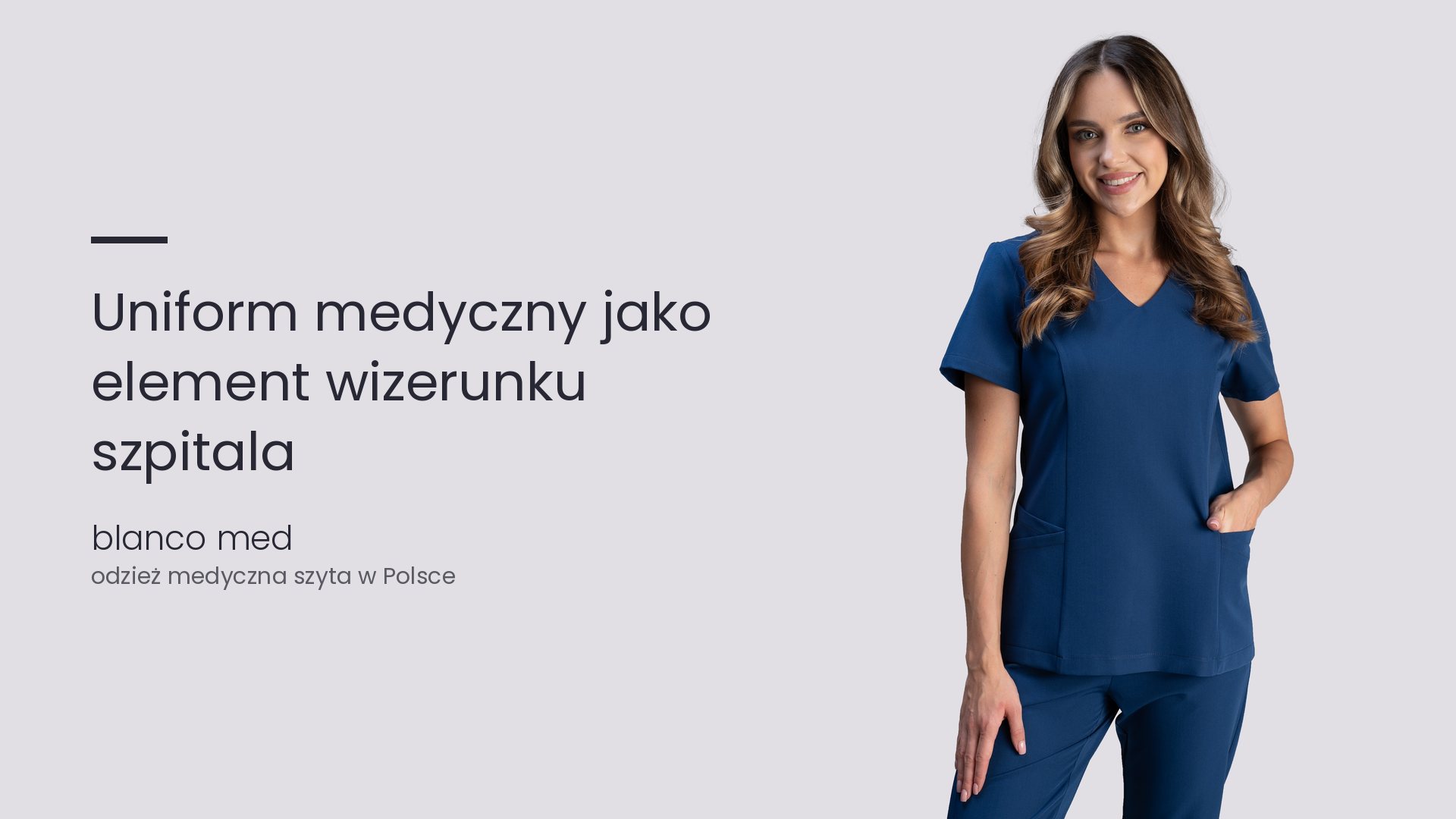 Uśmiechnięta kobieta w granatowej bluzie medycznej Blanco Med. Uniform medyczny jako element wizerunku szpitala